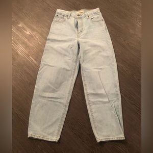 Size 25 light wash Levi’s balloon leg jeans.